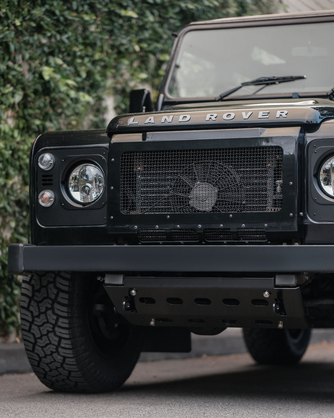 DEFENDER STAINLESS STEEL LOWER GRILLE