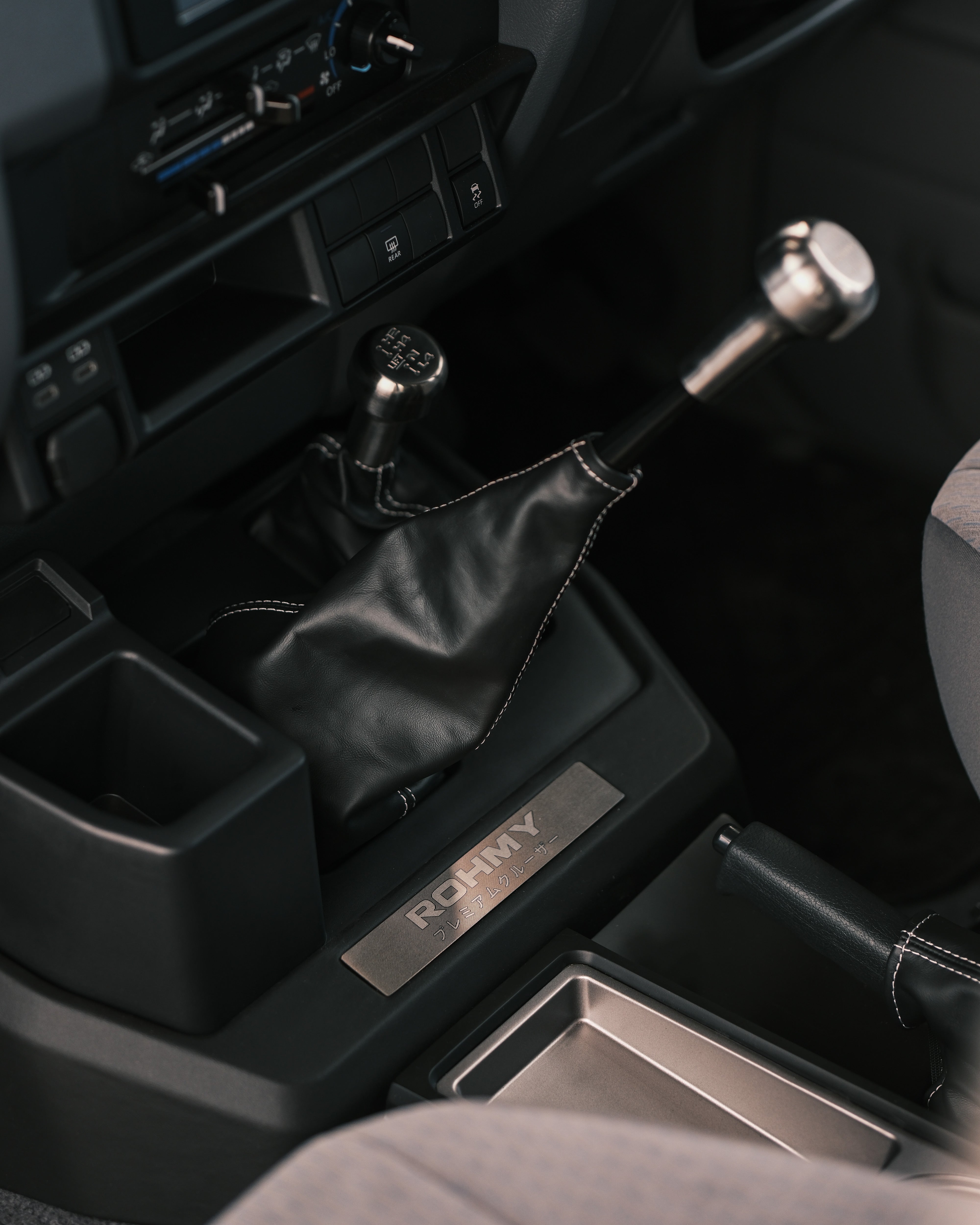 ROHMY ポリッシュチタン トランスファノブ ランドクルーザー70 ROHMY LC70 POLISHED TITANIUM SHIFT KNOB – ROHMY AUSTRALIA