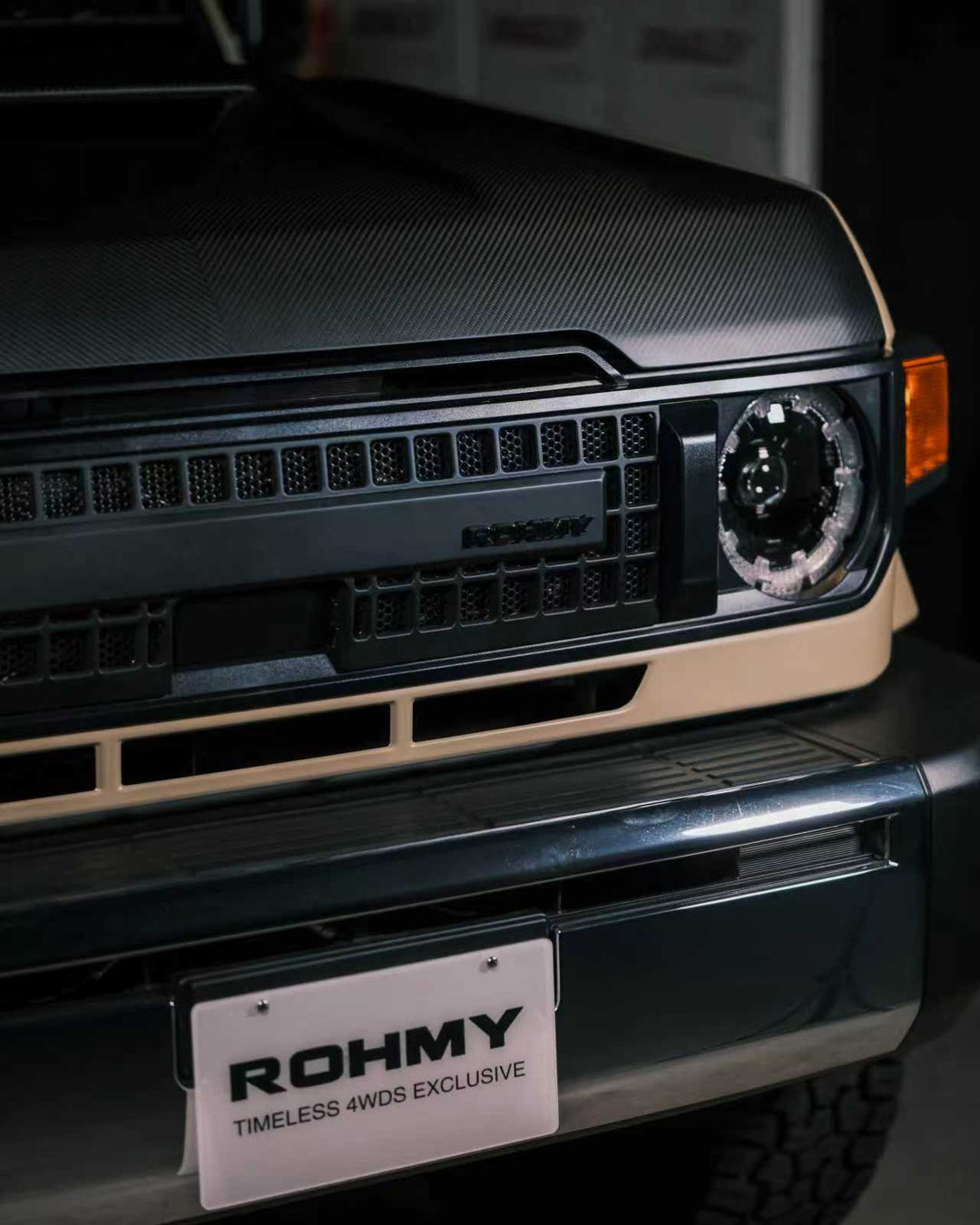 ROHMY LANDCRUISER 70 SERIES DRY CARBON BONNET